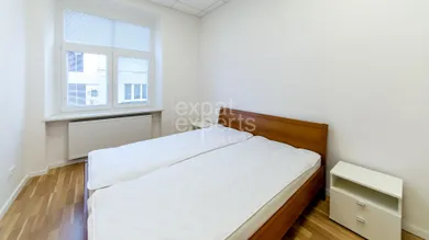 Na prenájom 2-izbový byt, 47 m², Bratislava-Staré Mesto, Ľadová