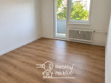 Na prenájom 1-izbový byt, 40 m², Nové Zámky, M. R. Štefánika