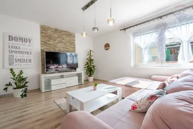 Дома на продажу, 4-комнатные, Handlová · €229 000