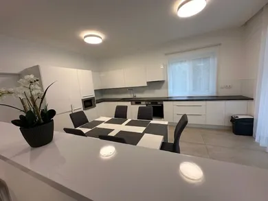 Na prenájom 5-izbový dom, 280 m², Bratislava-Dúbravka, Jura Hronca