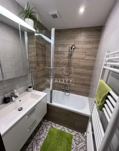 Na predaj 3-izbový byt, 70 m², Michalovce