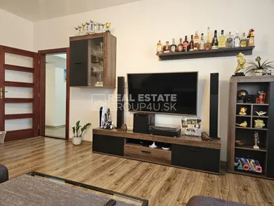 Na predaj 2-izbový byt, 86 m², Považská Bystrica, Školská