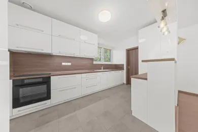 Na predaj 4-izbový dom, 192 m², Šamorín, Labutia