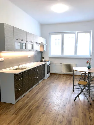 Na prenájom 3-izbový byt, 86 m², Bratislava-Nové Mesto, Šancová
