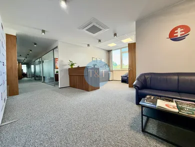 Na prenájom komerčné, 211 m², Bratislava-Ružinov, Tomášikova