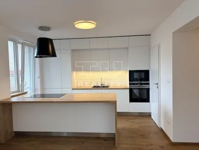 Byty na prenájom 3-izbový, Trenčín · €800