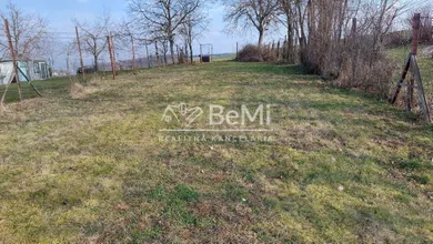 Na predaj pozemok, 671 m², Urmince