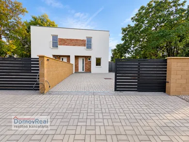 Na predaj 3-izbový dom, 270 m², Šamorín, Hlavná