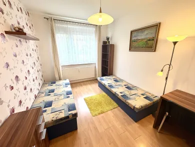 Na prenájom 3-izbový byt, 64 m², Bratislava-Petržalka, Znievska