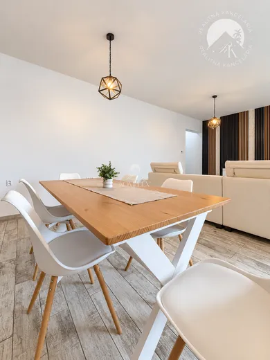 Na predaj 4-izbový dom, 246 m², Kolárovo