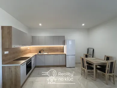 Na prenájom 2-izbový byt, 70 m², Nové Zámky, M. R. Štefánika