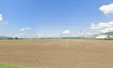 Na predaj pozemok, Oslany
