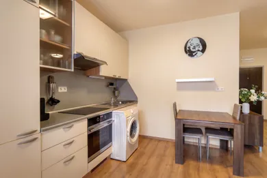 Na prenájom 2-izbový byt, 53 m², Bratislava-Petržalka, Šustekova