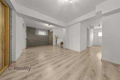 Na predaj 8-izbový dom, 132 m², Tomášikovo