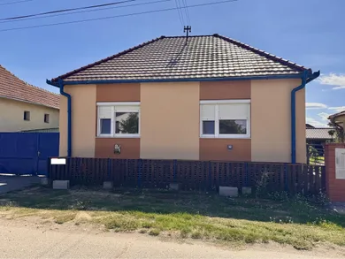 Eladó házak, 4-szobás, Šurany · €135 000