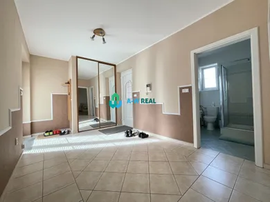 Na predaj dom, Padáň