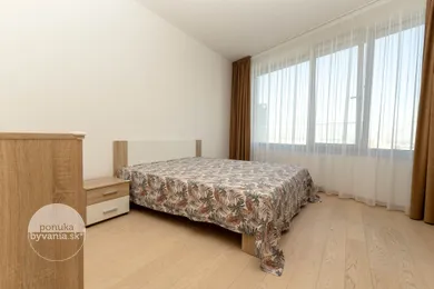 Na prenájom 3-izbový byt, 87 m², Bratislava-Staré Mesto, Továrenská