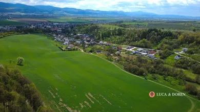 Na predaj pozemok, 106 m², Pruské