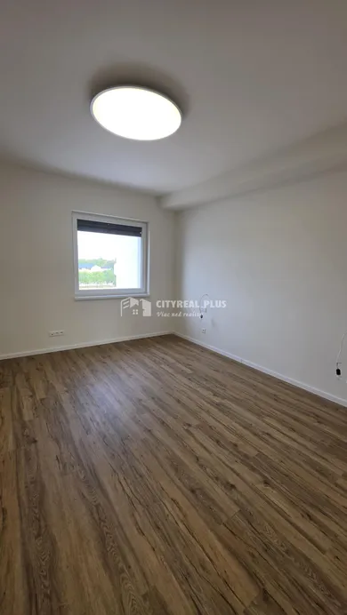 Na predaj 3-izbový byt, 91 m², Nové Zámky, -