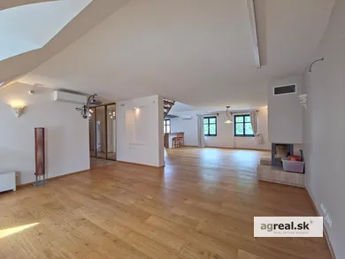 Na predaj 5-izbový byt, 197 m², Bratislava-Staré Mesto, Michalská