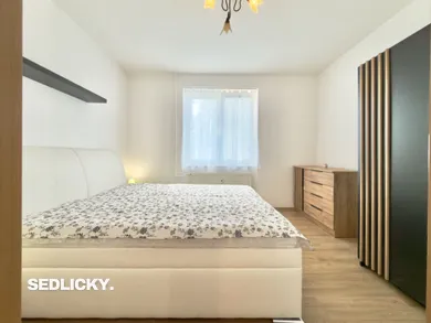 Na prenájom 2-izbový byt, 58 m², Prievidza, Priama