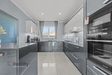 Na predaj 5-izbový dom, 215 m², Kvetoslavov, Hlavná