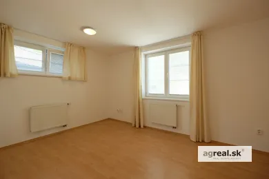 Na prenájom 7-izbový dom, Bratislava-Nové Mesto, Klenová