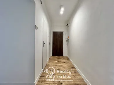 Na prenájom 1-izbový byt, 40 m², Nové Zámky, M. R. Štefánika