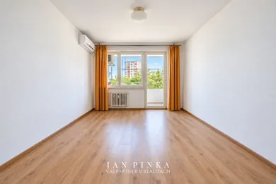 Na predaj 4-izbový byt, 73 m², Bratislava-Dúbravka, Sekurisova