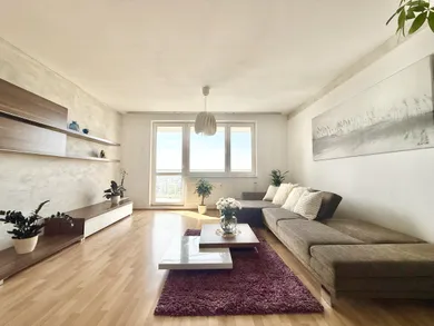Na prenájom 3-izbový byt, 82 m², Bratislava-Nové Mesto, Vlárska
