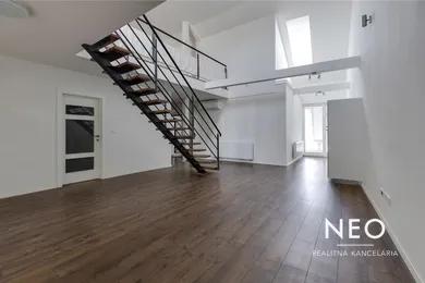 Eladó lakások, 3-szobás, Trnava · €399 900