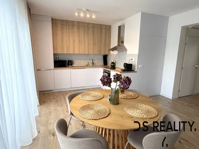 Na prenájom 3-izbový byt, 85 m², Prievidza, Riečna