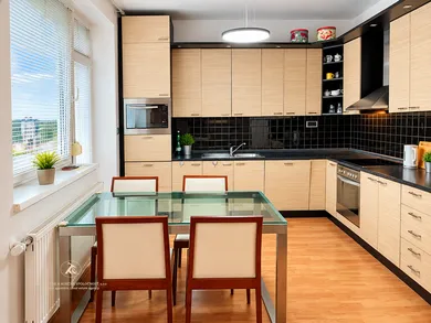Na prenájom 3-izbový byt, 73 m², Bratislava-Nové Mesto, Stromová