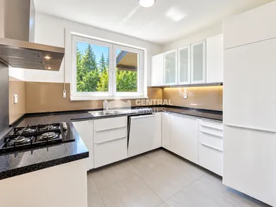 Na prenájom 6-izbový dom, 265 m², Bratislava-Záhorská Bystrica