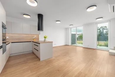 Na predaj 5-izbový dom, 114 m², Chorvátsky Grob, Hlboká cesta