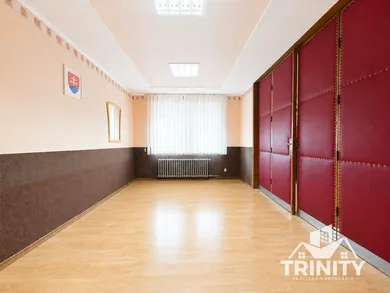 Na prenájom komerčné, 38 m², Šurany, Námestie