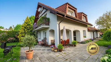Будинки на продаж, 5-кімнатні, Zvolen · €590 000