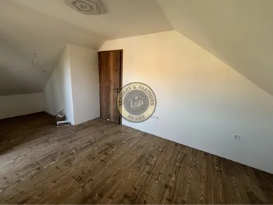 Na predaj 6-izbový dom, 350 m², Rajka
