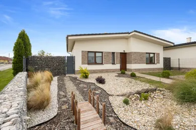 Дома на продажу, 4-комнатные, Trenčín · €293 900