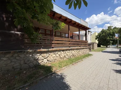 Na prenájom komerčné, 28 m², Pezinok, Jesenského