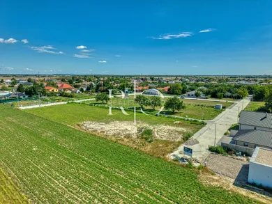 Na predaj pozemok, 751 m², Hrubý Šúr, -