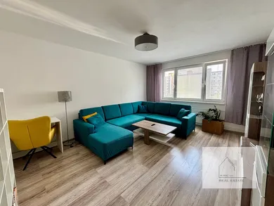 Mieszkania na wynajem, 3-pokojowe, Levice · €650
