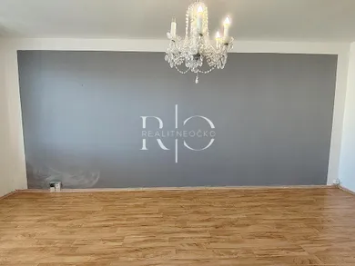 Na predaj 3-izbový byt, 75 m², Poprad, -