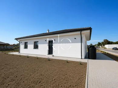 Na predaj 4-izbový dom, 101 m², Levice, -