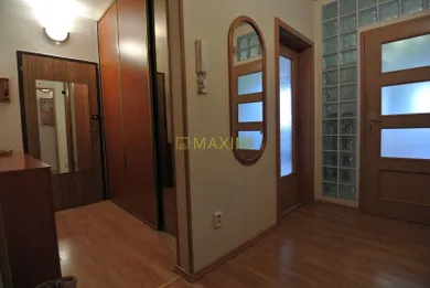 Na prenájom 3-izbový byt, 72 m², Bratislava-Petržalka, Hálova