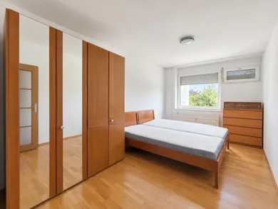 Na prenájom 3-izbový byt, 80 m², Bratislava-Staré Mesto, Čmeľovec