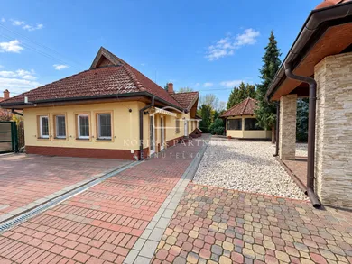 Domy na predaj 3-izbový, Komárno · €440 000