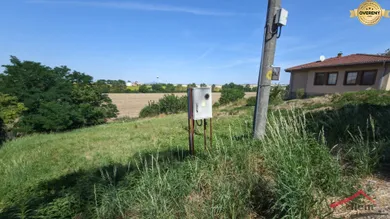 Na predaj pozemok, Tajná