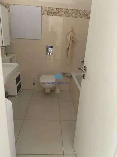 Na predaj 1-izbový byt, 42 m², Bratislava-Petržalka, Antolská