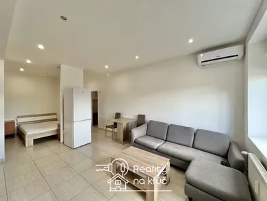 Na prenájom 1-izbový byt, 30 m², Nové Zámky, M. R. Štefánika